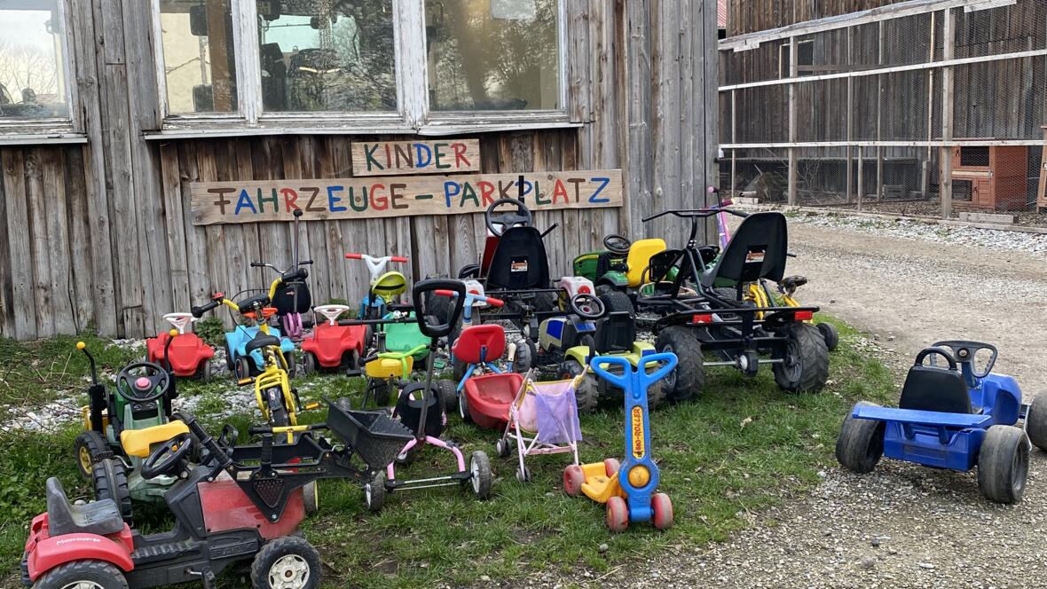 moorhof_kinder_fahrzeug_parkplatz_hoch-c-moorhof_karlshuld