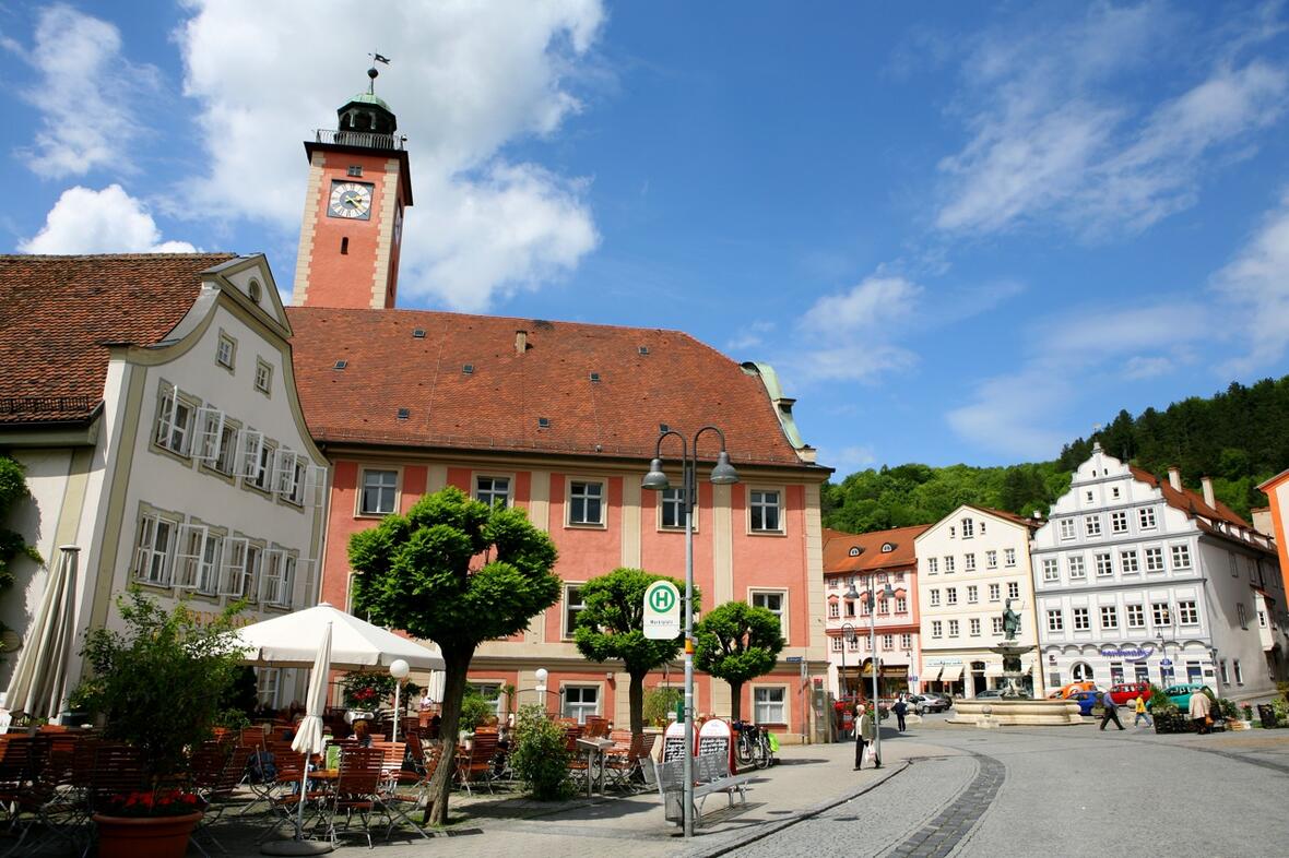 eichstaett-marktplatz-mit-rathaus