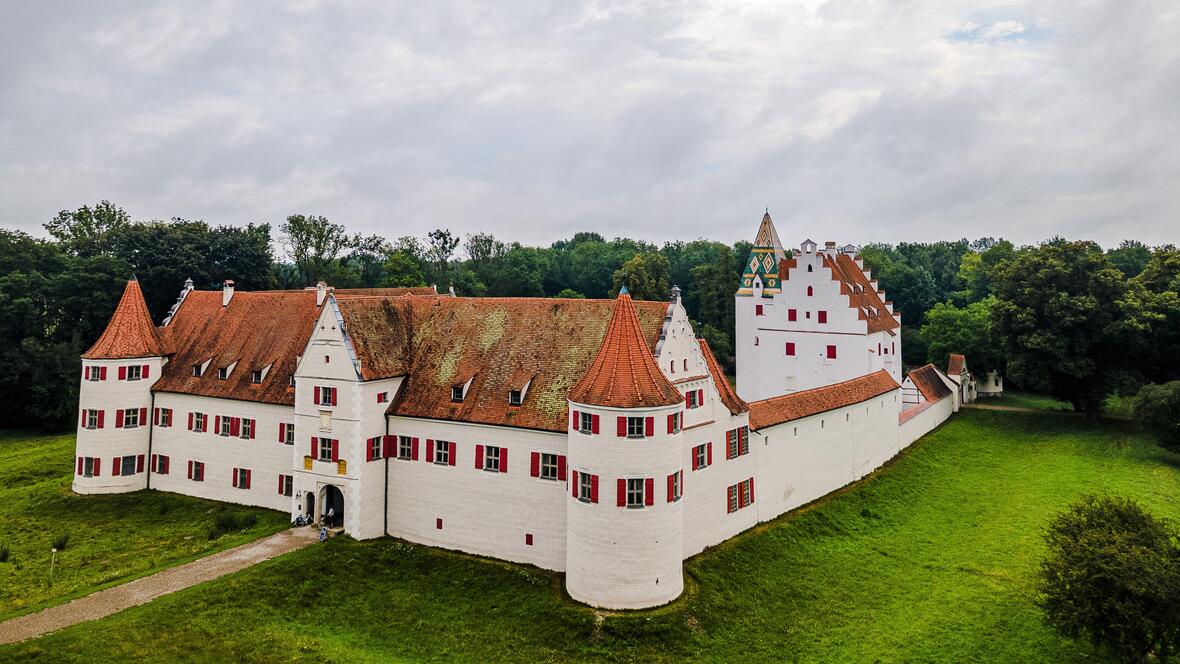 2021-jagdschloss-gruenau-gesamtansicht-quer-31-c-deusche-donau-maximilian-semsch-m-gen-waf