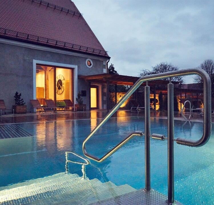 2024_gv_romantik_hotel_zum_klosterbraeu_pool_bei_nacht